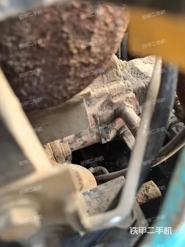 液压泵舱室正面整体（整机外观）