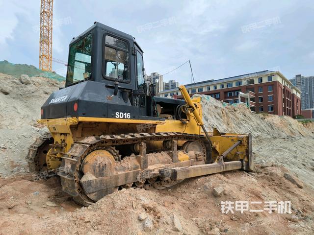 右后45°(推土机整车外观) 右后45°(推土机整车外观)