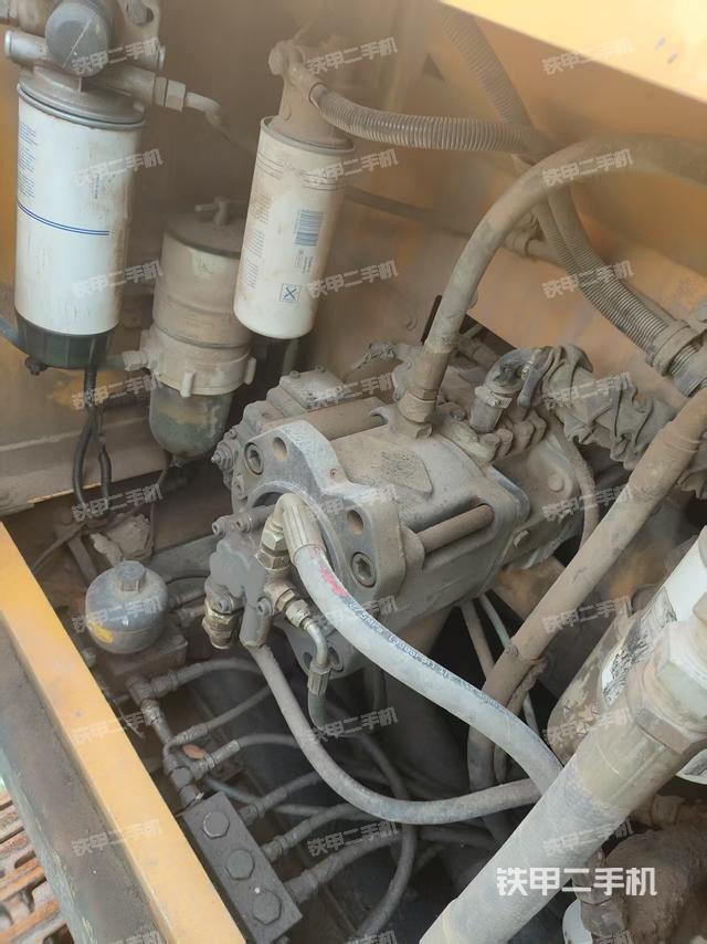 液壓泵艙室正面整體(整機外觀) 液壓泵艙室正面整體(整機外觀)