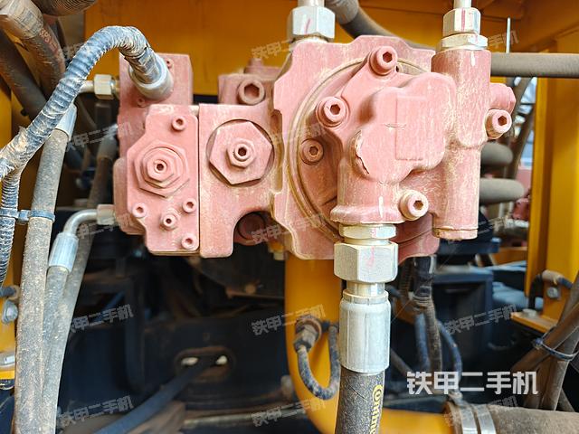 液壓泵艙室正面整體(整機外觀) 液壓泵艙室正面整體(整機外觀)
