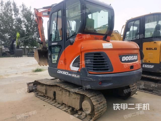 回转马达和主控阀(整机外观) 回转马达和主控阀(整机外观)