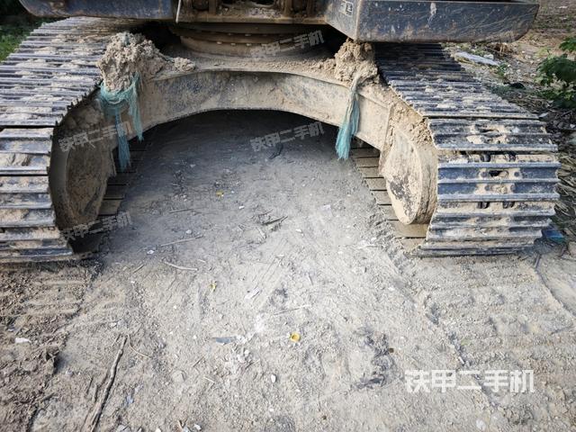 转盘和下车架正前(工作和回转装置) 转盘和下车架正前(工作和回转装置)