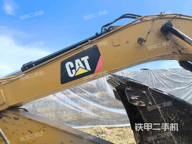 大臂油缸整体 竖拍(工作和回转装置) 大臂油缸整体 竖拍(工作和回转装置)
