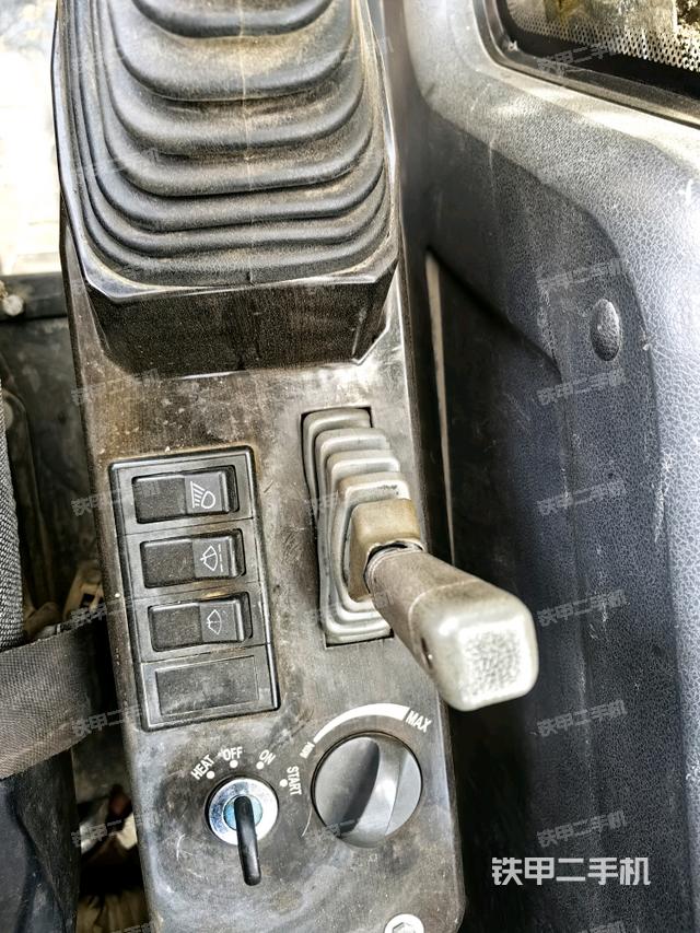 座椅右側(cè)控制臺(tái)/鑰匙門/油門/含右手柄（駕駛室部分）