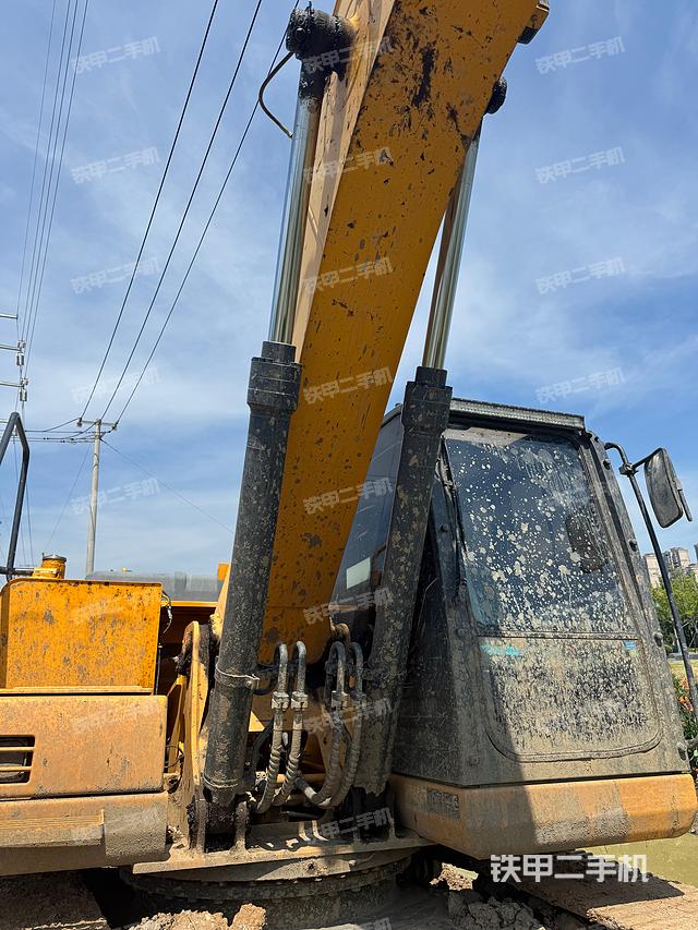 驾驶室顶部（整机外观）