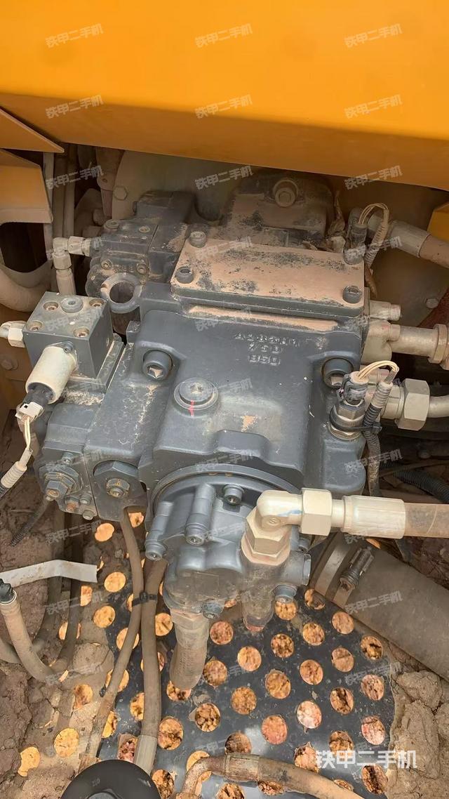 液压泵舱室正面整体(整机外观) 液压泵舱室正面整体(整机外观)
