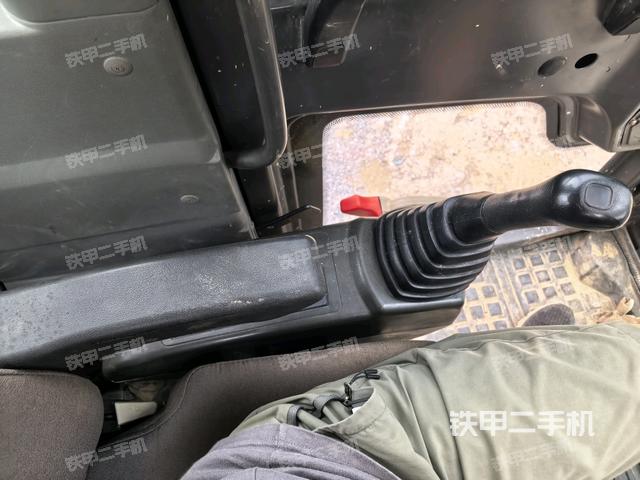 座椅右側(cè)控制臺(tái)/鑰匙門/油門/含右手柄（駕駛室部分）