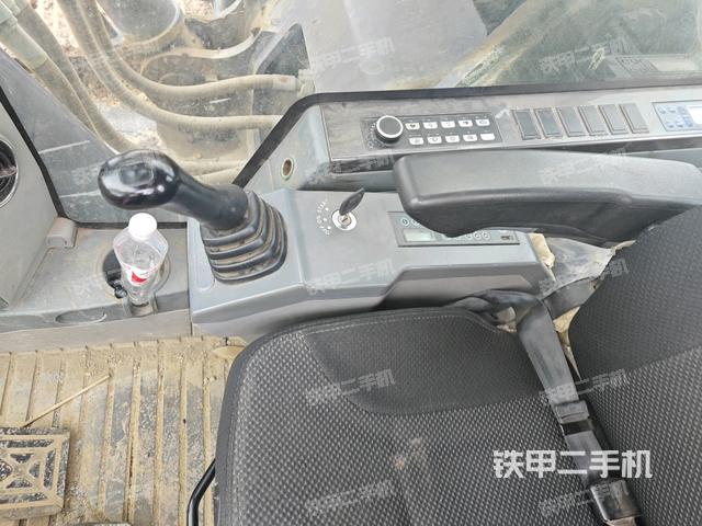 座椅右侧控制台/钥匙门/油门/含右手柄(驾驶室部分) 座椅右侧控制台/钥匙门/油门/含右手柄(驾驶室部分)
