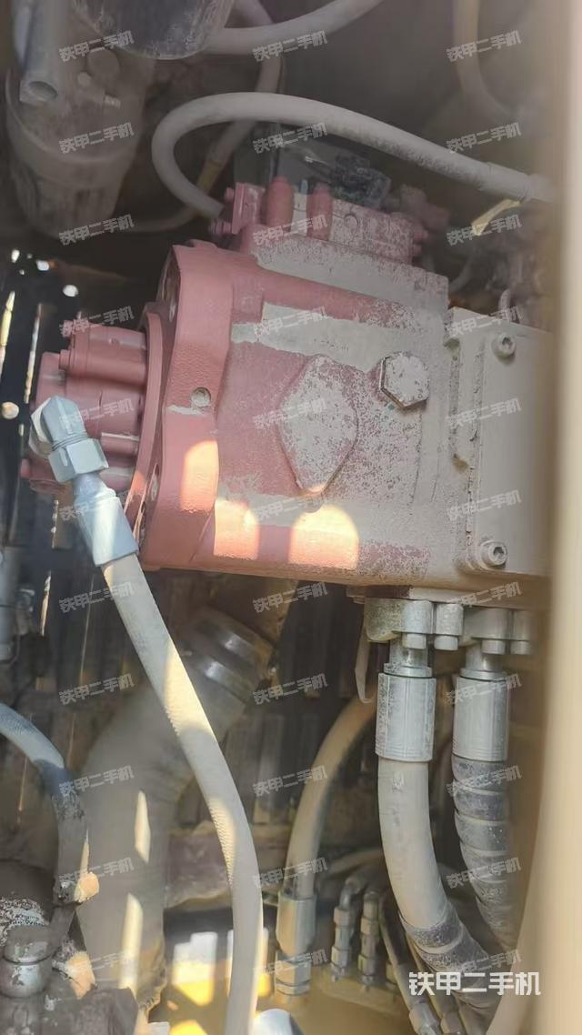 液压泵舱室正面整体(整机外观) 液压泵舱室正面整体(整机外观)