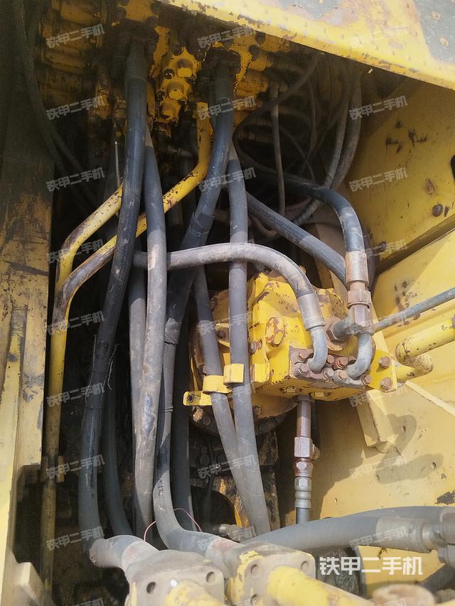 回转马达和主控阀（整机外观）