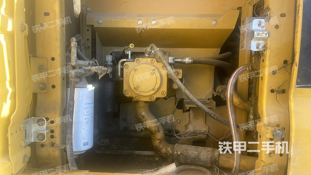 液压泵舱室正面整体（整机外观）