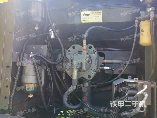 液压泵舱室正面整体(整机外观) 液压泵舱室正面整体(整机外观)