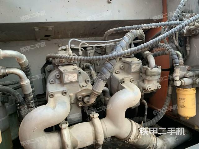 液压泵舱室正面整体(整机外观) 液压泵舱室正面整体(整机外观)
