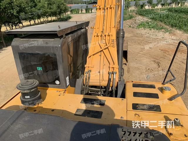 駕駛室頂部(整機(jī)外觀) 駕駛室頂部(整機(jī)外觀)