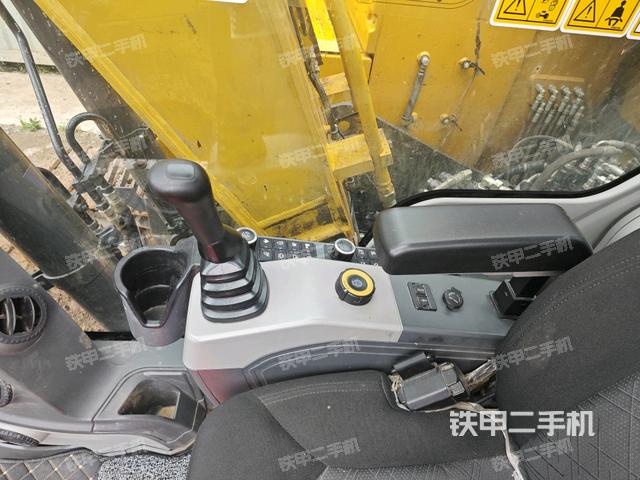 座椅右側(cè)控制臺/鑰匙門/油門/含右手柄(駕駛室部分) 座椅右側(cè)控制臺/鑰匙門/油門/含右手柄(駕駛室部分)