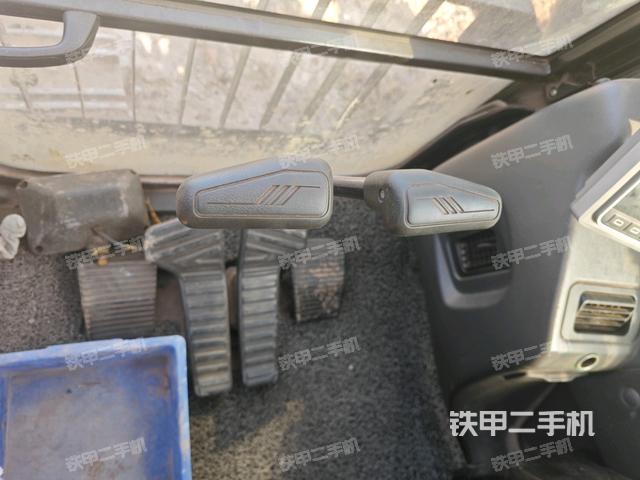 行走控制手柄和踏板?俯拍(駕駛室部分) 行走控制手柄和踏板?俯拍(駕駛室部分)