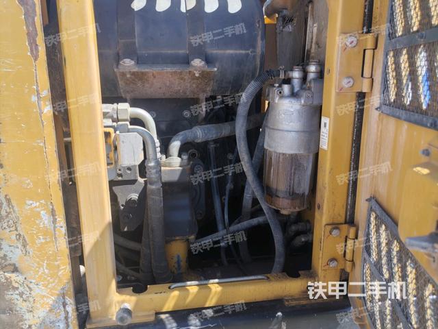 液壓泵艙室正面整體(整機外觀) 液壓泵艙室正面整體(整機外觀)