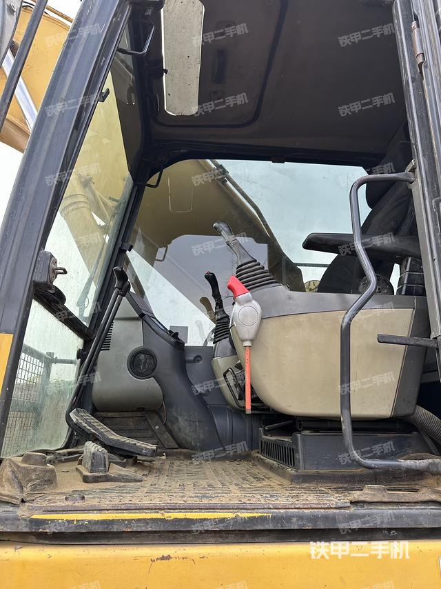 驾驶室整体(整机外观) 驾驶室整体(整机外观)