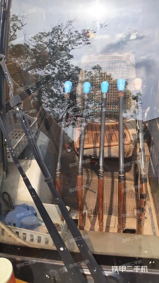 駕駛室操作臺(設(shè)備外觀及核心部件) 駕駛室操作臺(設(shè)備外觀及核心部件)