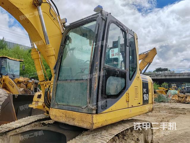 駕駛室整體(整機(jī)外觀) 駕駛室整體(整機(jī)外觀)