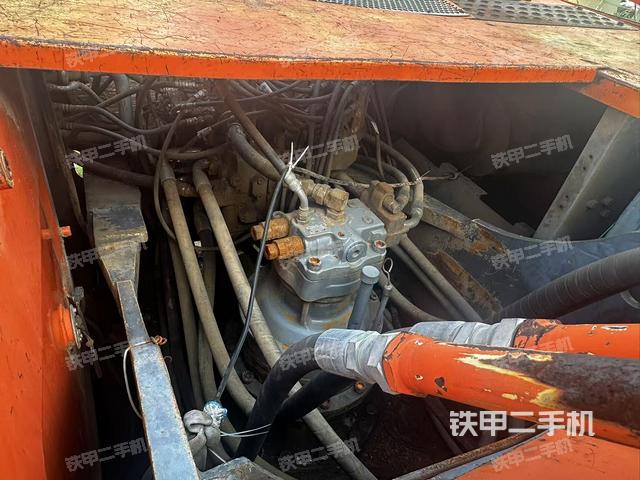 回轉(zhuǎn)馬達(dá)和主控閥（整機(jī)外觀）