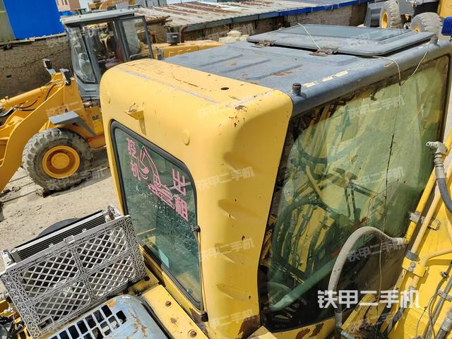 駕駛室頂部(整機(jī)外觀) 駕駛室頂部(整機(jī)外觀)