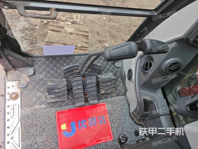 行走控制手柄和踏板?俯拍(駕駛室部分) 行走控制手柄和踏板?俯拍(駕駛室部分)