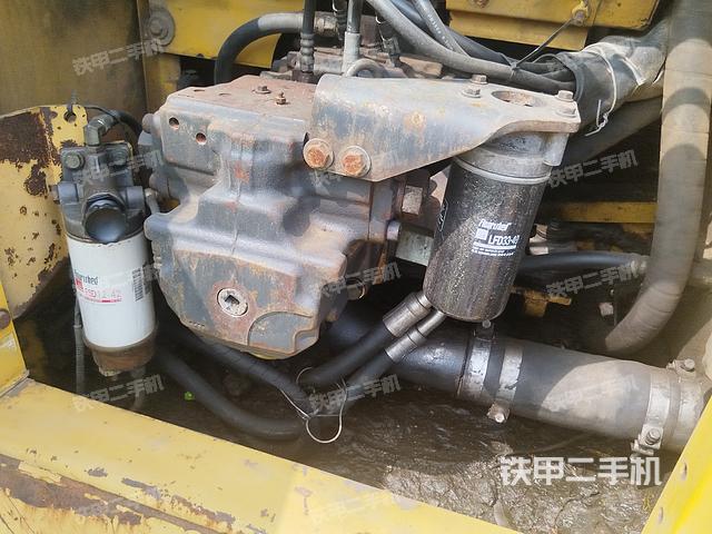 液压泵舱室正面整体（整机外观）