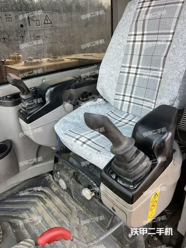 驾驶室整体(整机外观) 驾驶室整体(整机外观)