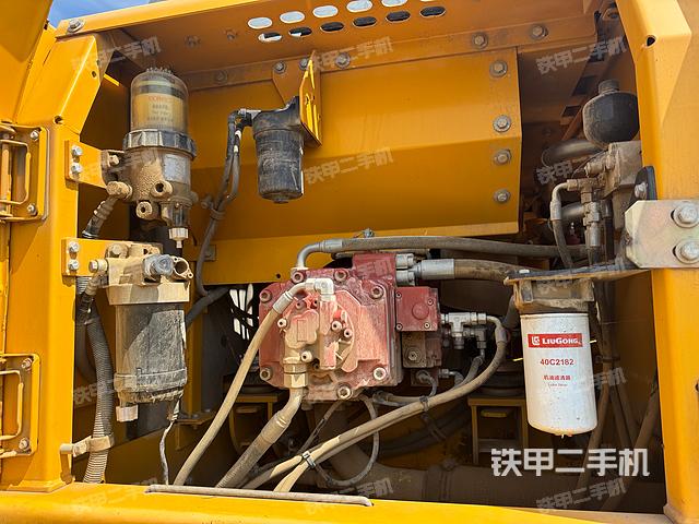 液压泵舱室正面整体（整机外观）