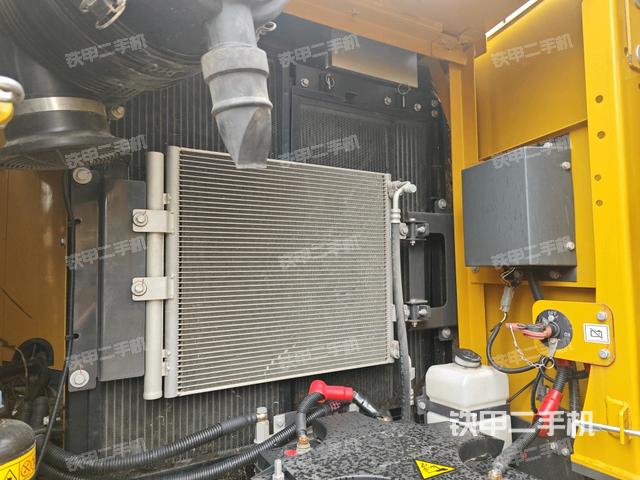 散熱器正面(大件艙室) 散熱器正面(大件艙室)