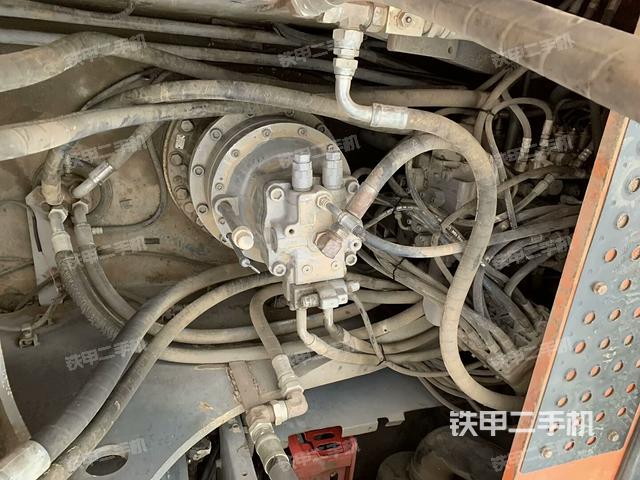 回转马达和主控阀(整机外观) 回转马达和主控阀(整机外观)