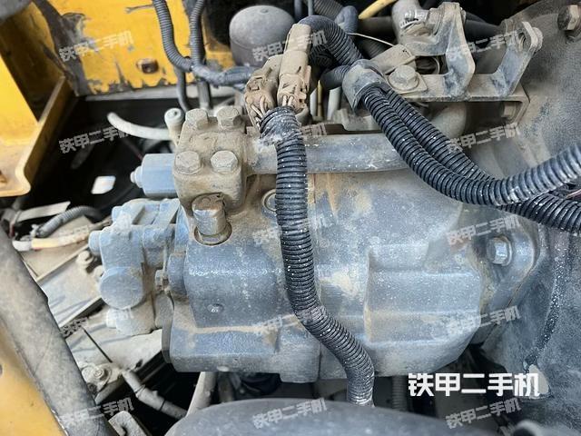液压泵舱室正面整体(整机外观) 液压泵舱室正面整体(整机外观)
