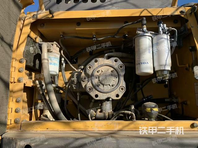 液壓泵艙室正面整體(整機(jī)外觀) 液壓泵艙室正面整體(整機(jī)外觀)