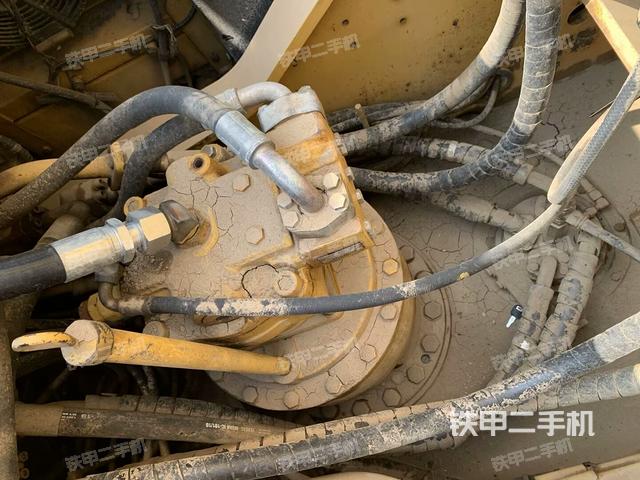 回转马达和主控阀(整机外观) 回转马达和主控阀(整机外观)