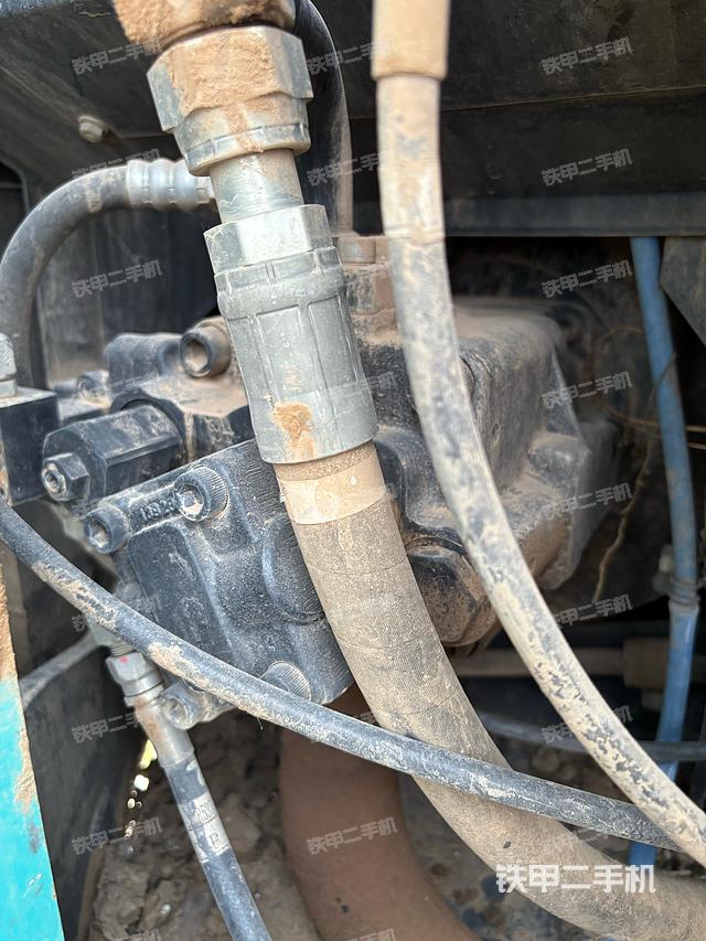 液压泵舱室正面整体(整机外观) 液压泵舱室正面整体(整机外观)