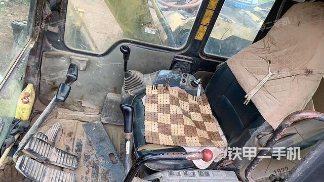 駕駛室整體(整機(jī)外觀) 駕駛室整體(整機(jī)外觀)