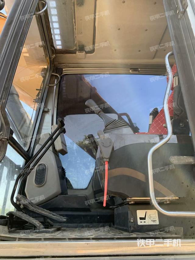 駕駛室整體(整機(jī)外觀) 駕駛室整體(整機(jī)外觀)