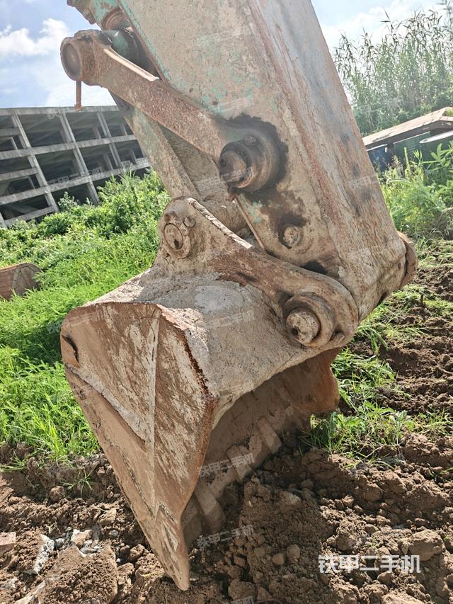大臂油缸整体 竖拍(工作和回转装置) 大臂油缸整体 竖拍(工作和回转装置)