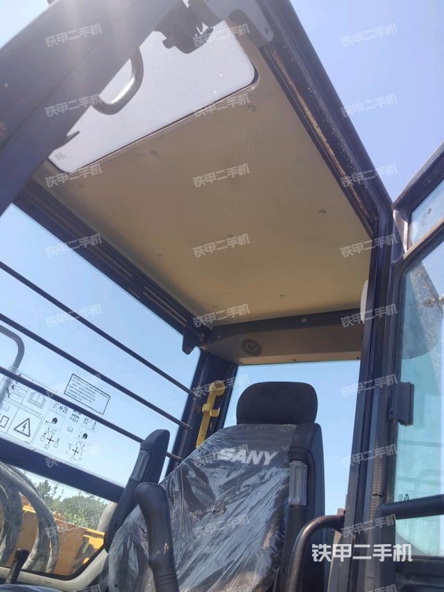 駕駛室頂部(整機外觀) 駕駛室頂部(整機外觀)