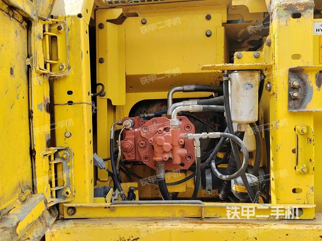 液壓泵艙室正面整體(整機(jī)外觀) 液壓泵艙室正面整體(整機(jī)外觀)