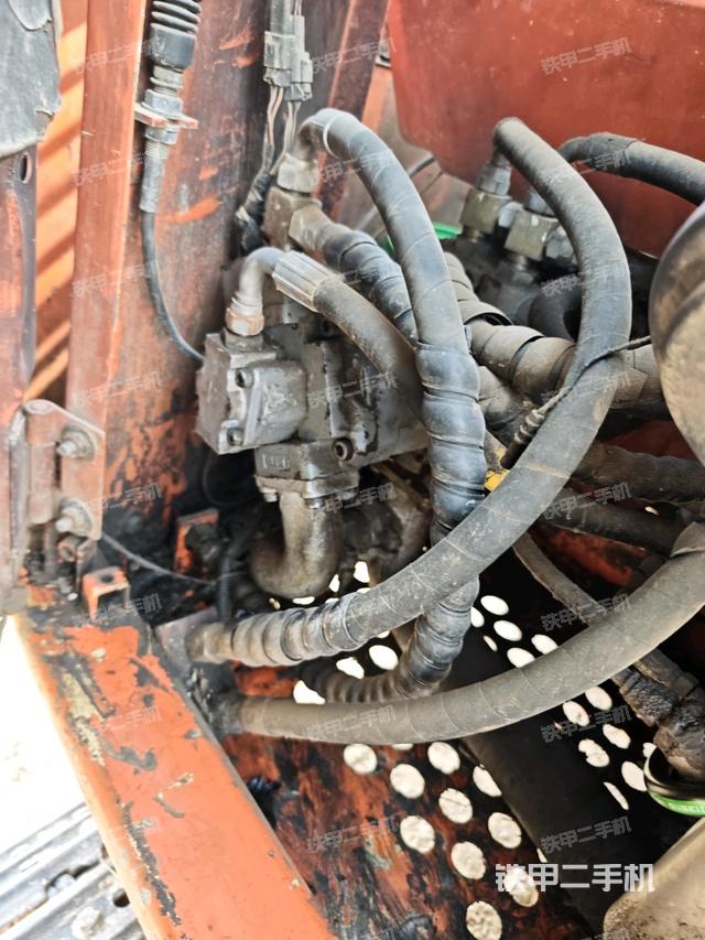 液壓泵艙室正面整體(整機(jī)外觀) 液壓泵艙室正面整體(整機(jī)外觀)