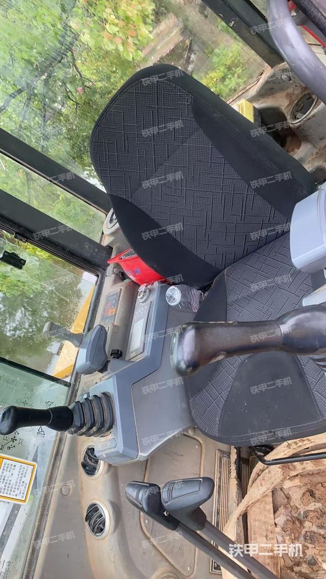 驾驶室整体(整机外观) 驾驶室整体(整机外观)