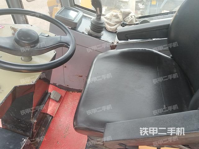 駕駛室操作臺(設(shè)備外觀及核心部件) 駕駛室操作臺(設(shè)備外觀及核心部件)