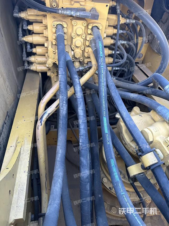 回转马达和主控阀(整机外观) 回转马达和主控阀(整机外观)