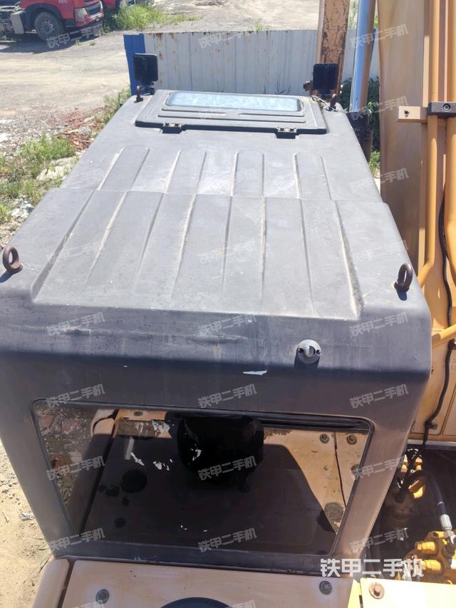 駕駛室頂部(整機(jī)外觀) 駕駛室頂部(整機(jī)外觀)