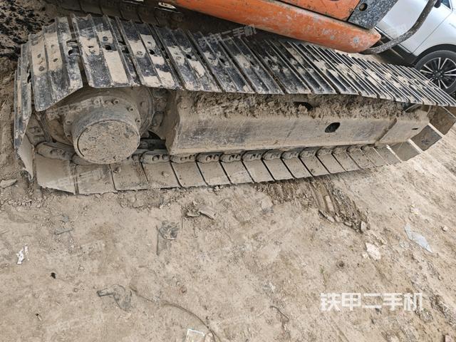 單側(cè)履帶整體(整機(jī)外觀) 單側(cè)履帶整體(整機(jī)外觀)