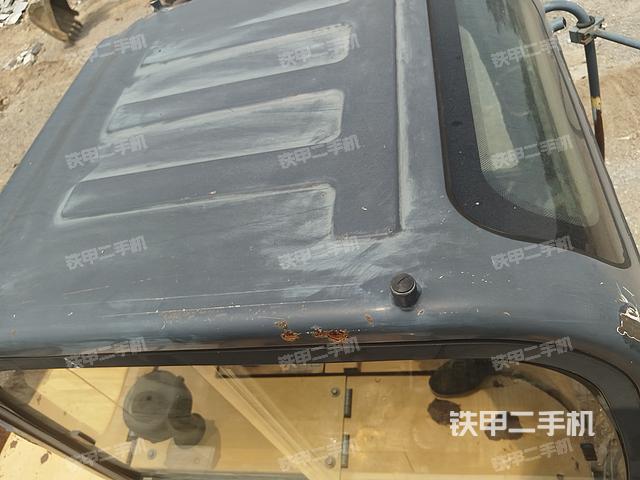 駕駛室頂部(整機(jī)外觀) 駕駛室頂部(整機(jī)外觀)