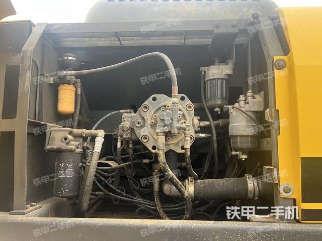 液压泵舱室正面整体(整机外观) 液压泵舱室正面整体(整机外观)