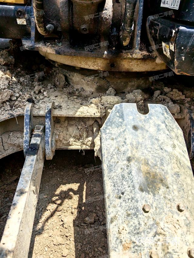 轉(zhuǎn)盤和下車架正前（工作和回轉(zhuǎn)裝置）